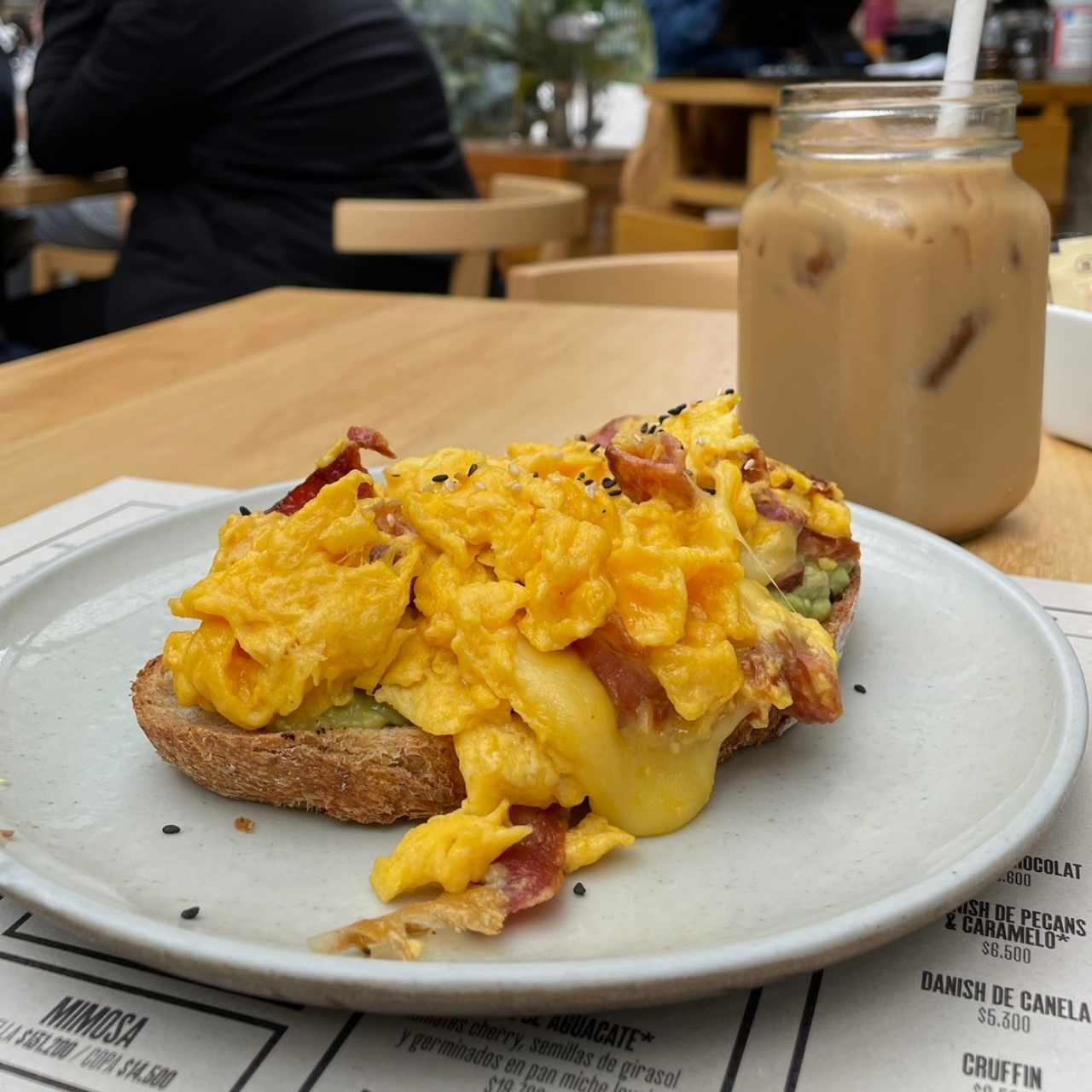 Tartine de aguacate con extra tocineta