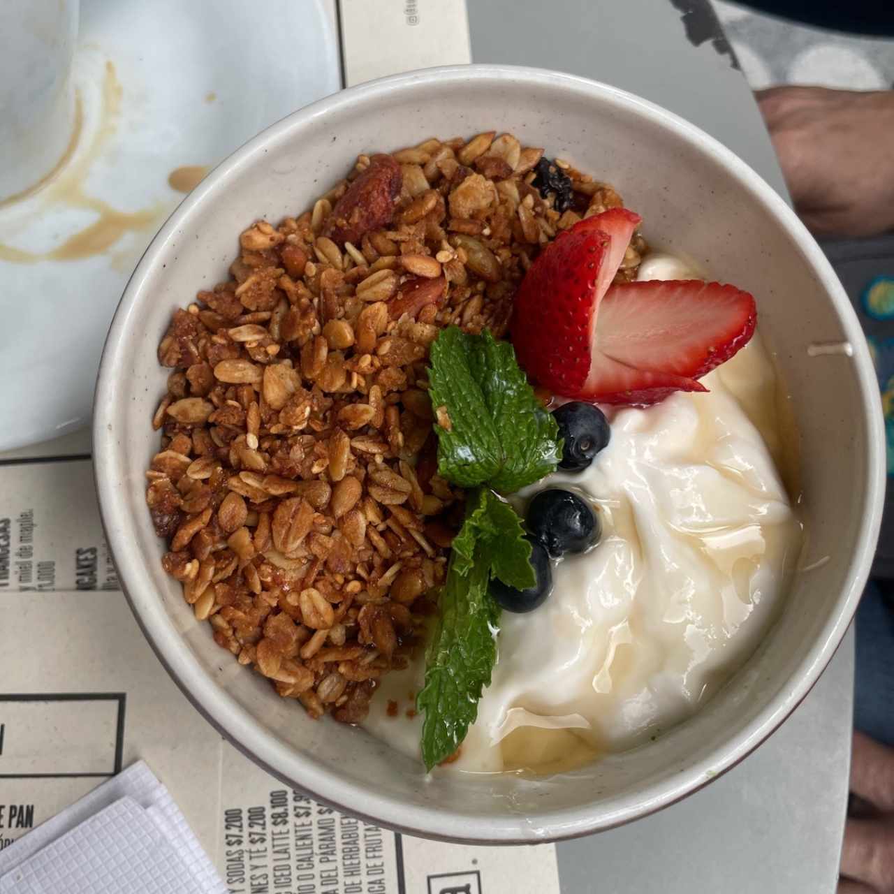 Granola con yogurt