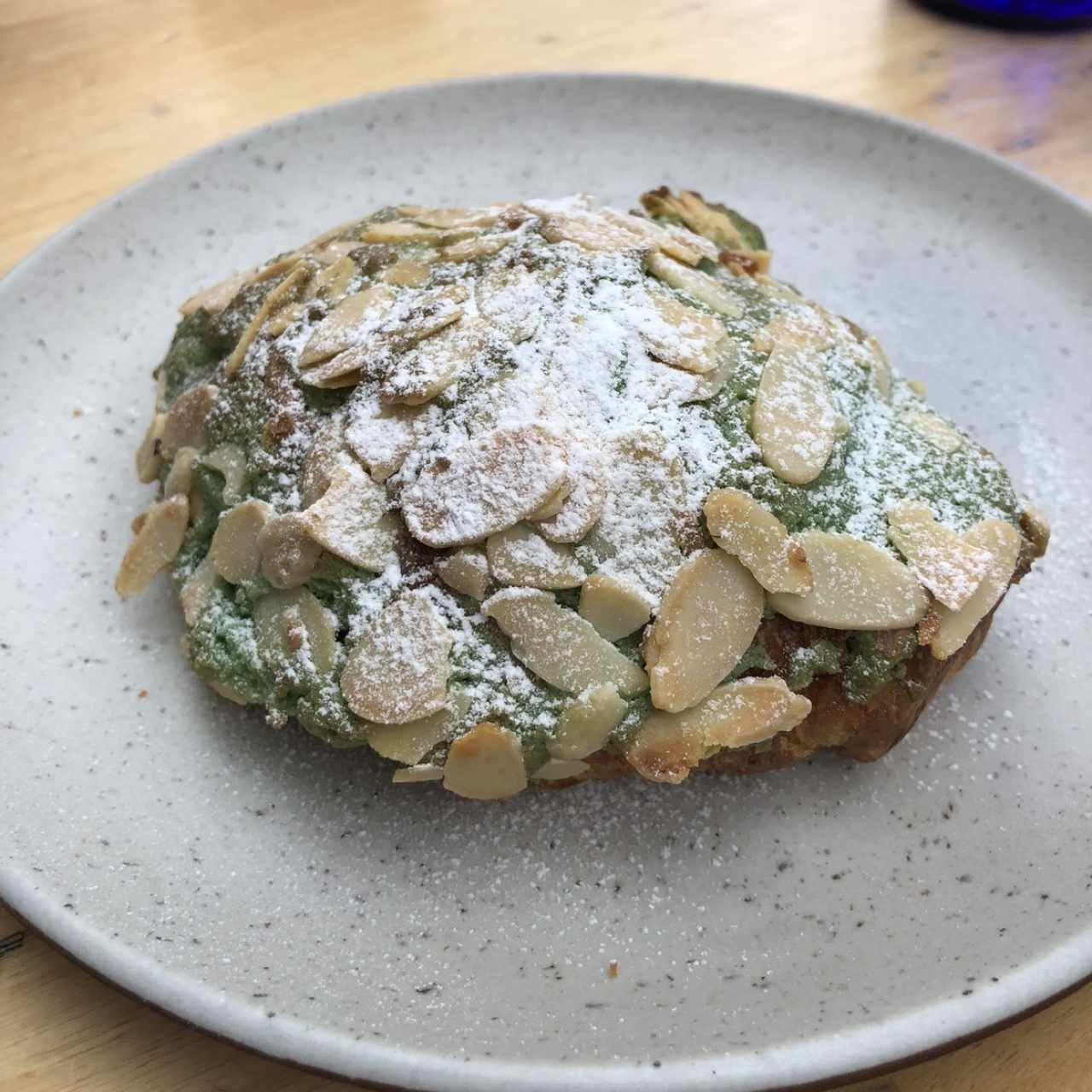 Croissant de pistachio con almendras 