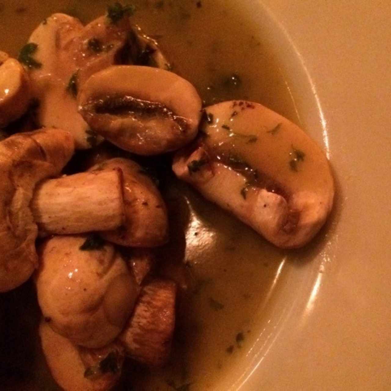Champiñones al ajillo
