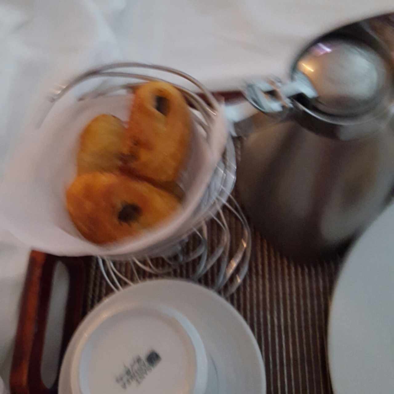 canasta de panes y chocolate 