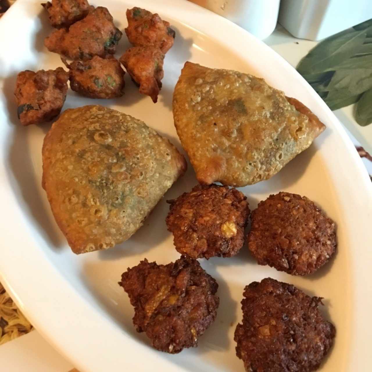 samosas, boras y pakoras