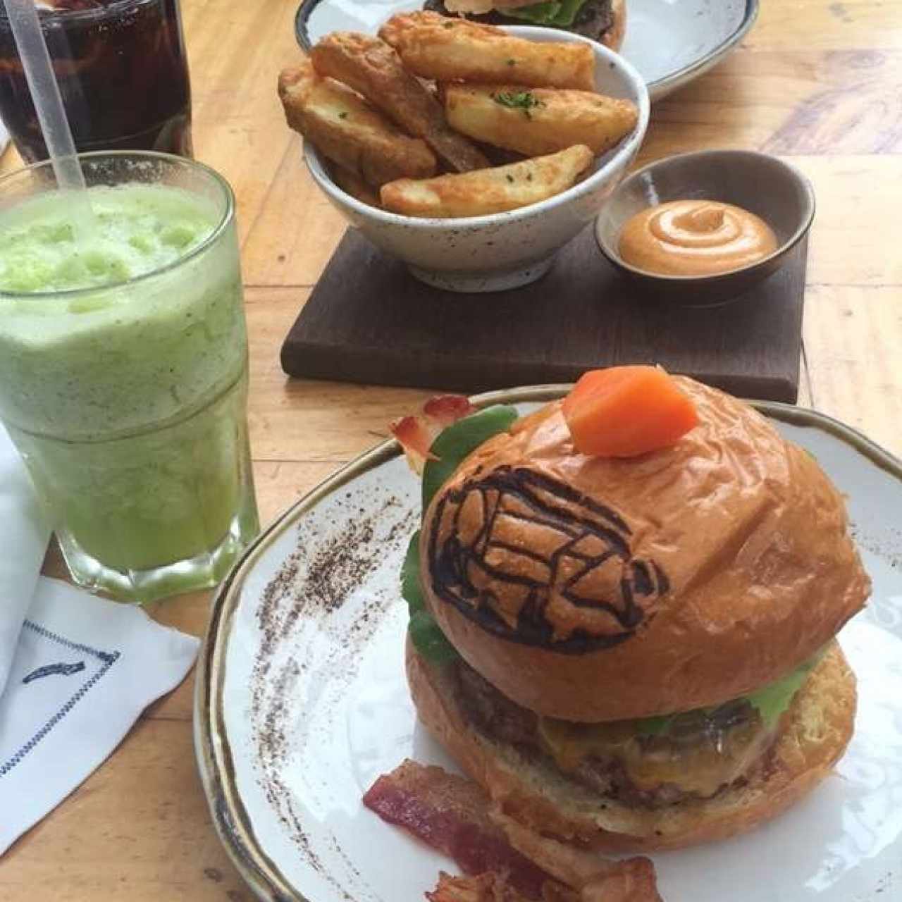 Bacon Cheeseburger, papas de la casa, jugo de piña y yerbabuena