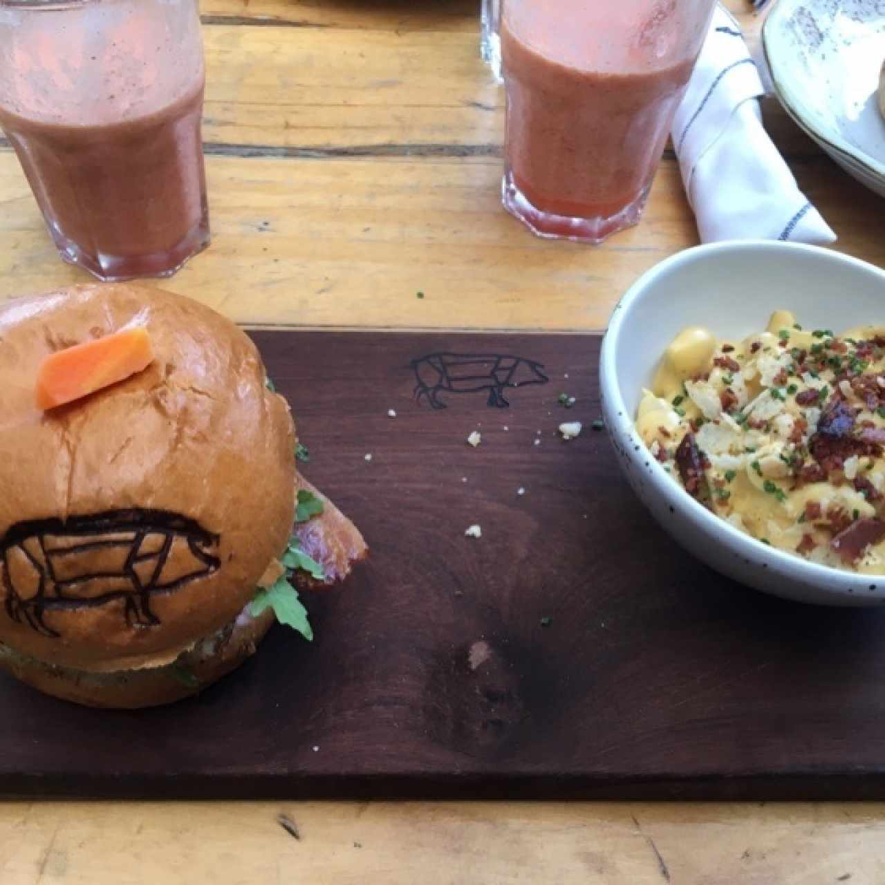 Blue cheese burger y mac & cheese