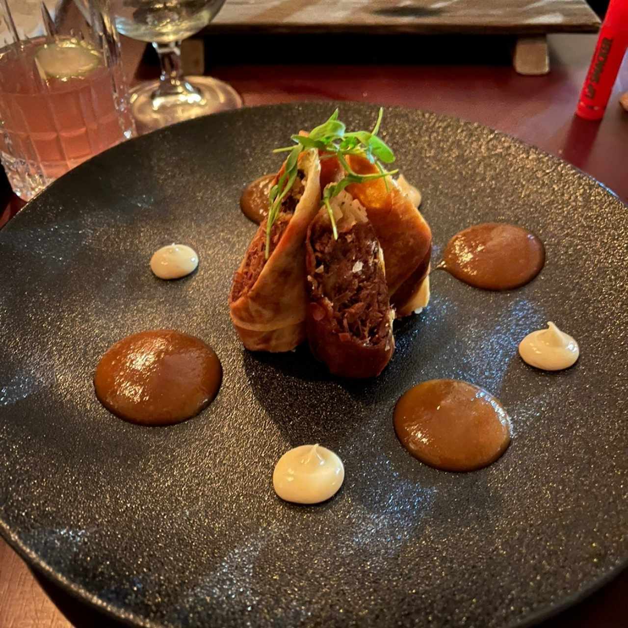 Lumpias de pato, mango verde y cilantro, salsa de lulo y miso