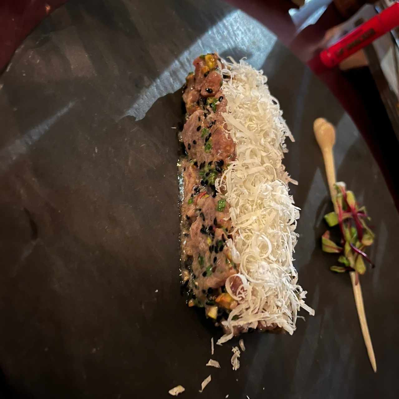 Tartar de atún, pistachos garrapiñados y queso Grana Padano