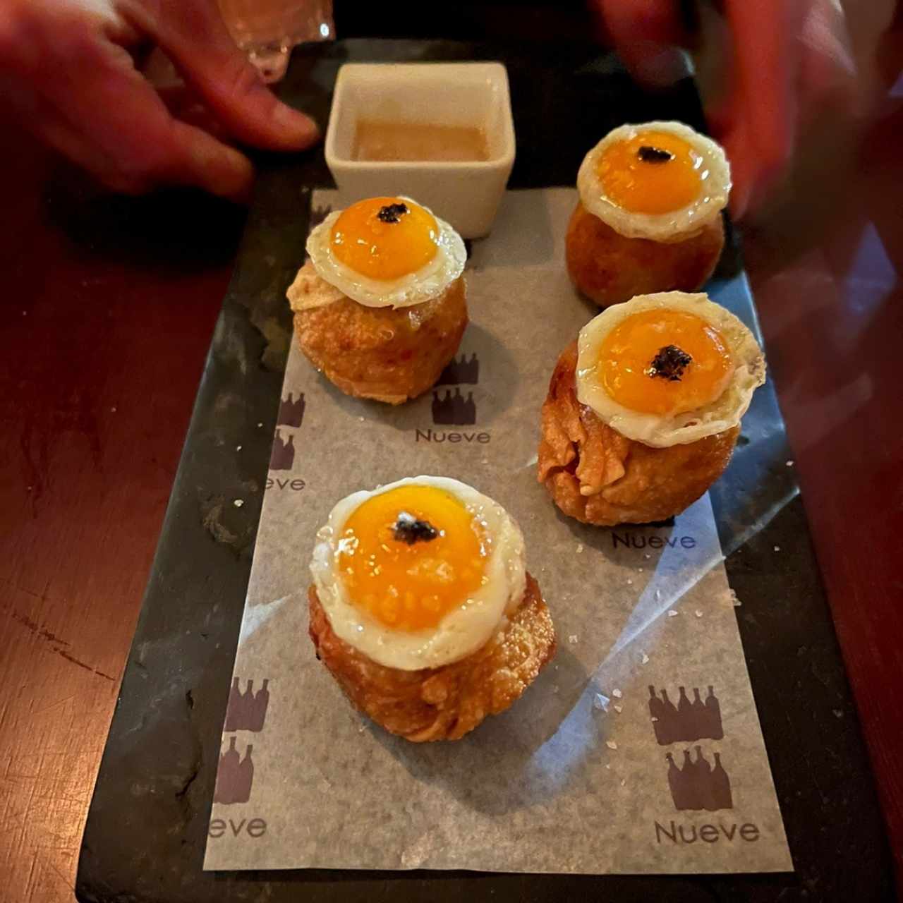 Dumplings de lechona, huevos de codorníz y trufa negra