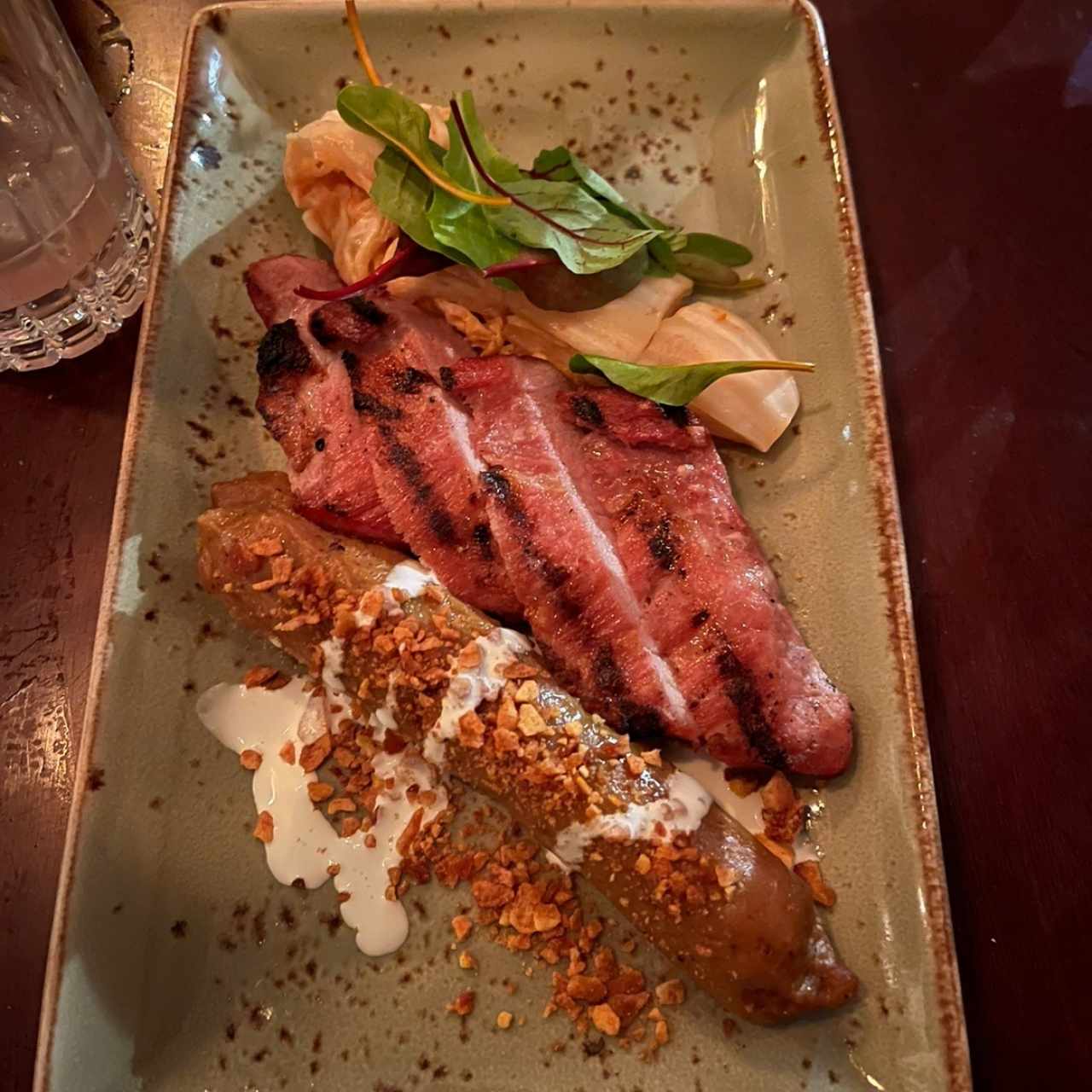 Secreto de cerdo al carbón, puré de maduro y Kimchi