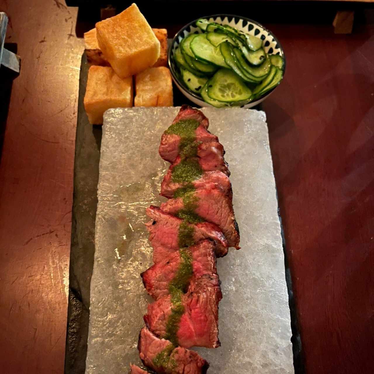 Corte de Angus, papas confitadas y ceviche de pepino y jalapeño.