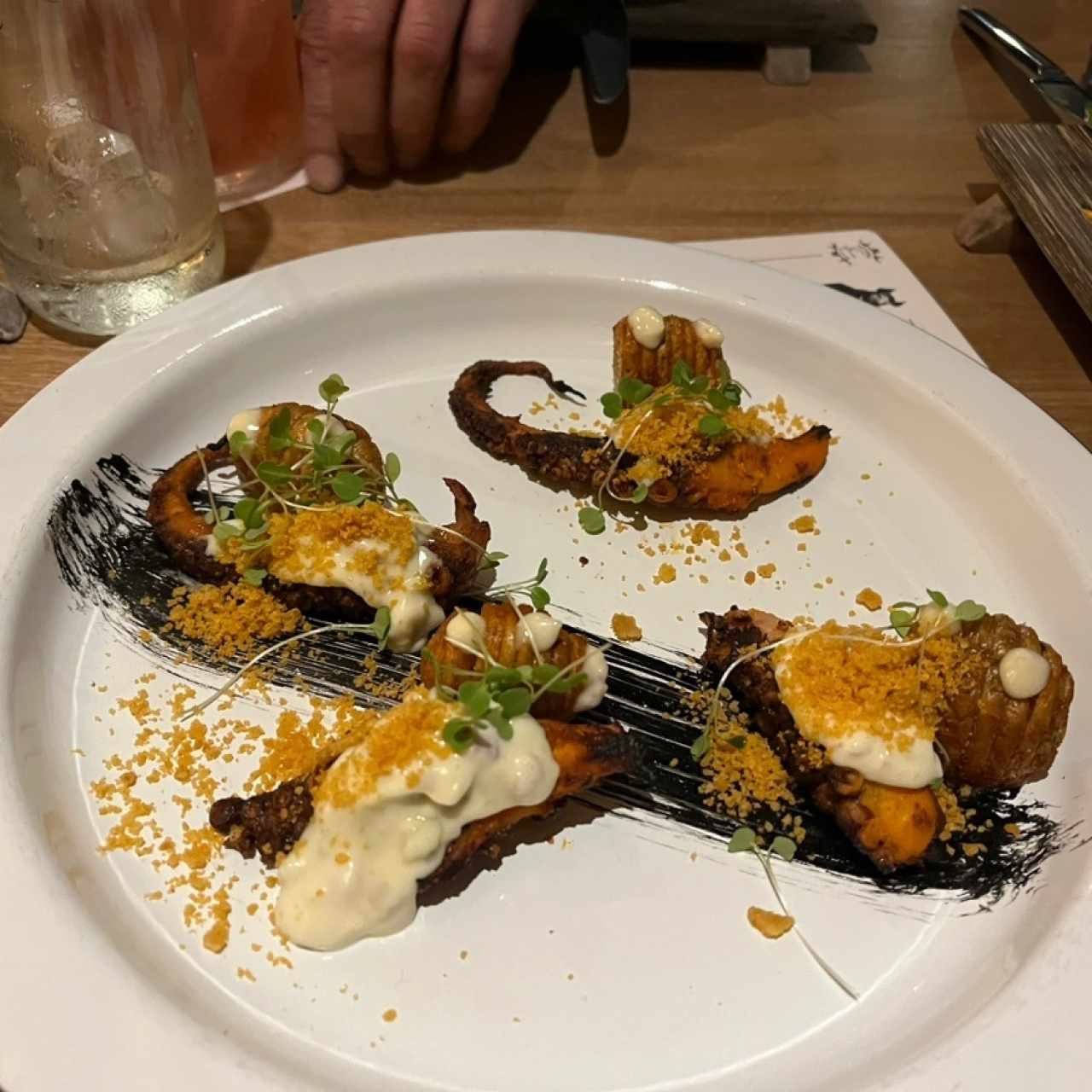 Pulpo a la parrilla con migas de arepa, tártara de agucate y papa haselback
