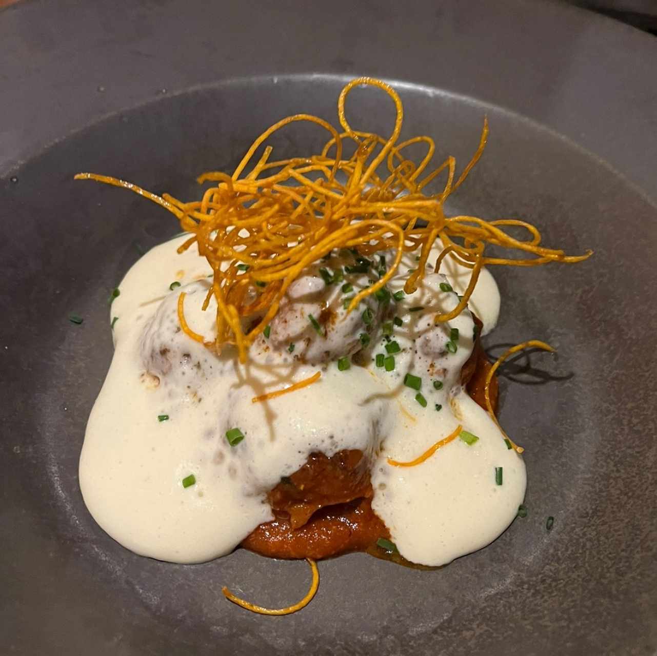 Cremoso de queso flor de la montaña, albondigas de cordero y tómate san marzano 