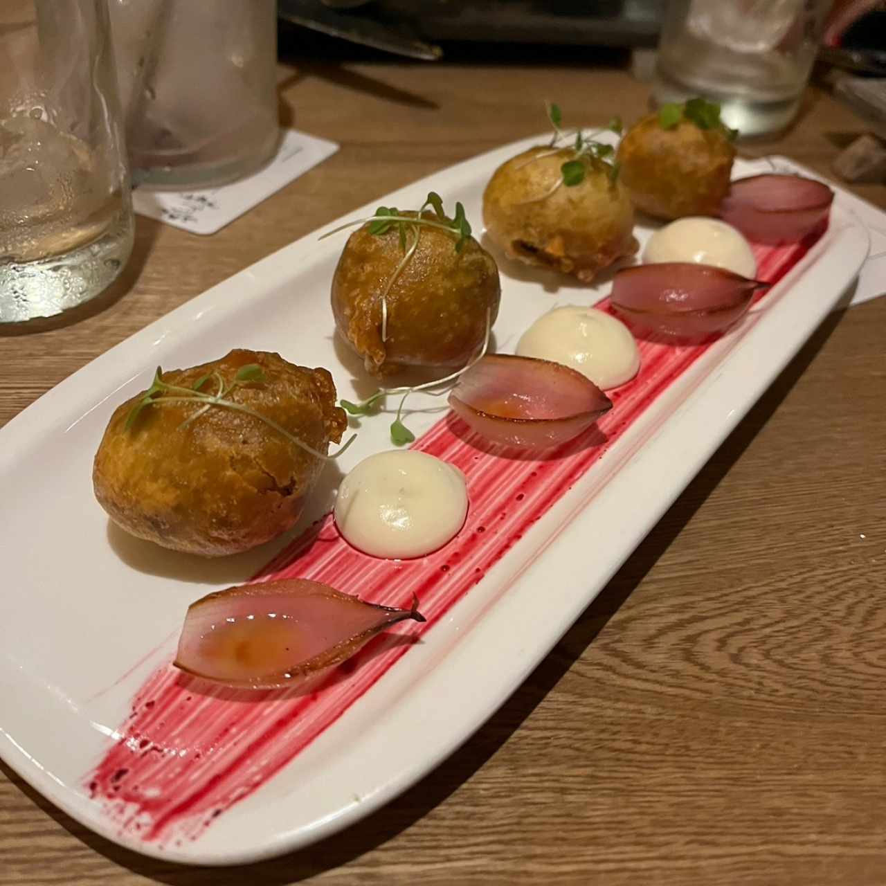  Burifarra tempura, mayonesa de limón y ocañeras al carbón 