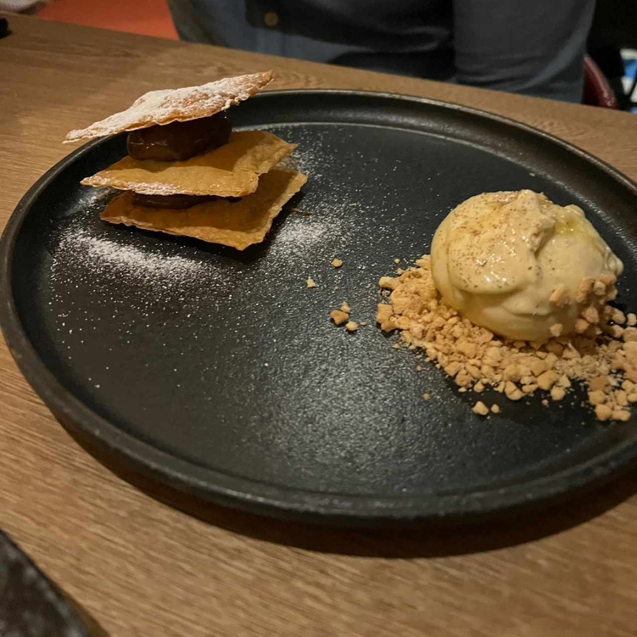Milhoja de chocolate y helado de banano 