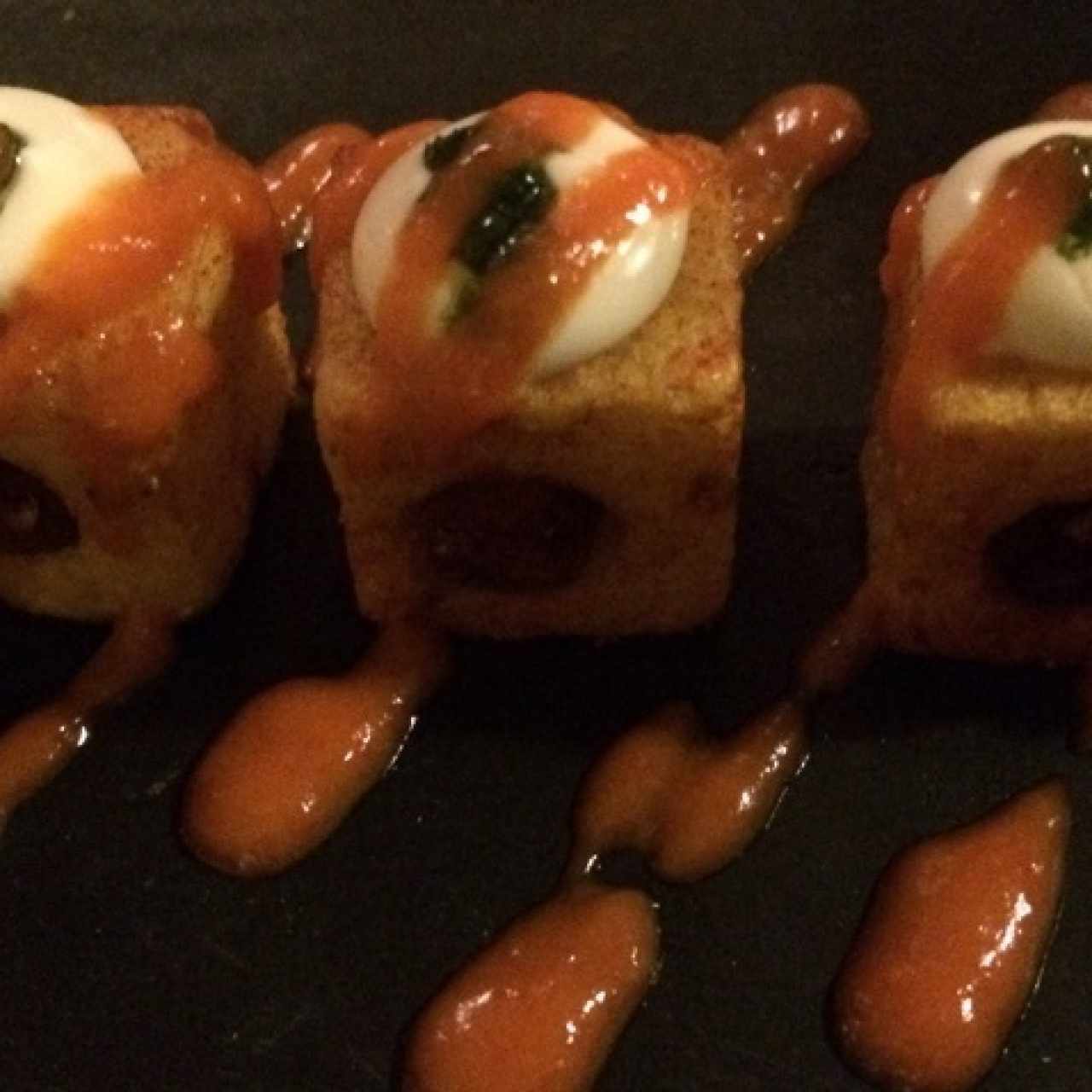 Patatas criollas bravas rellenas con txistorra