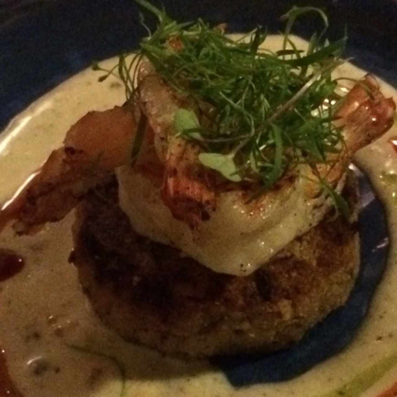 Rice cake de arroz con coco, langostinos a la parrilla y salsa de limonaria y pimienta rosa