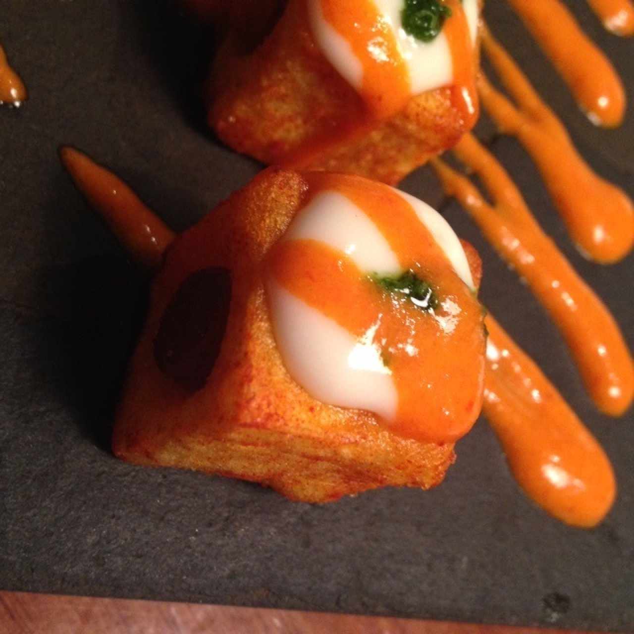 Patatas criollas bravas rellenas con txistorra