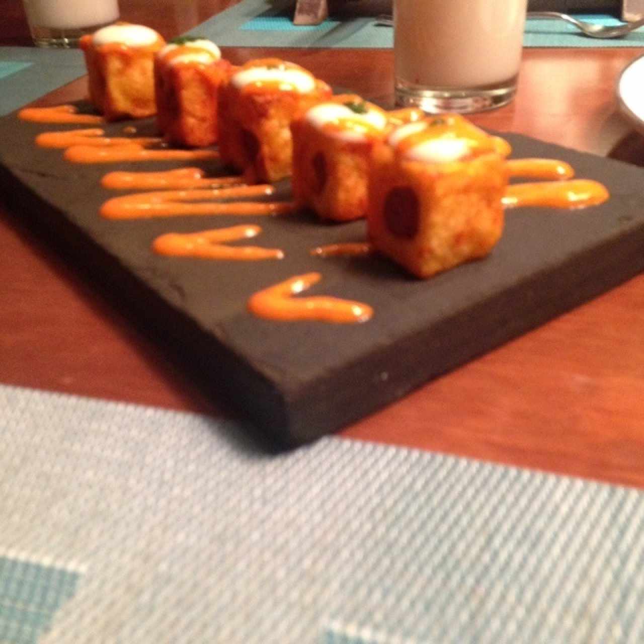 Patatas criollas bravas rellenas con txistorra