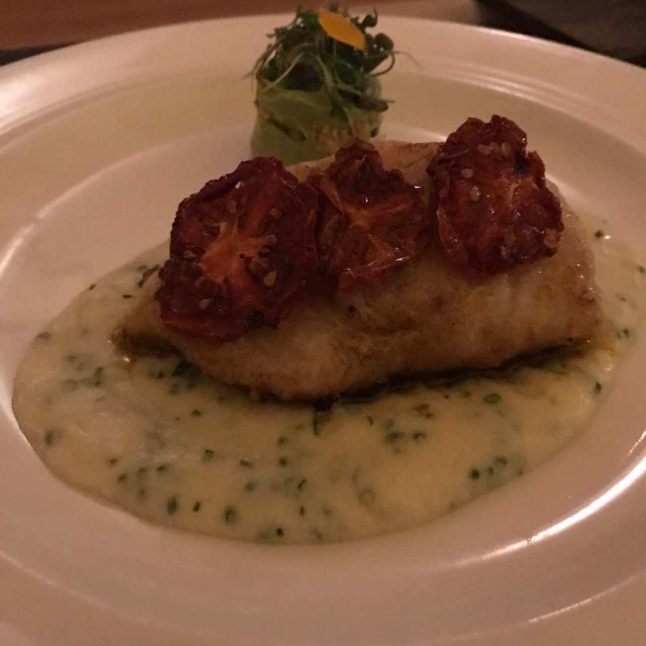 pescado sobre salsa de yuca acompañado de aguacate con cangrejo 