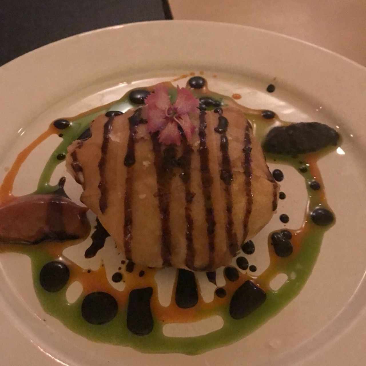 Burrata frita a la trufa negra, cernido de guayaba y salsa de aceitunas negras