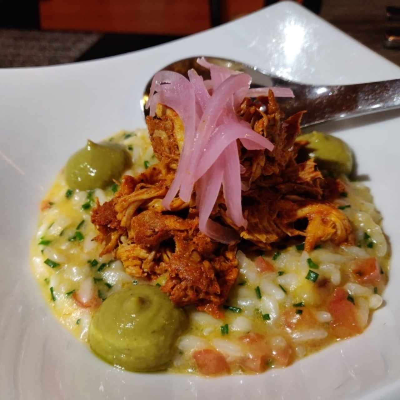Risotto de cochinita Pibil, mazorca asada a la parrilla y aguacate