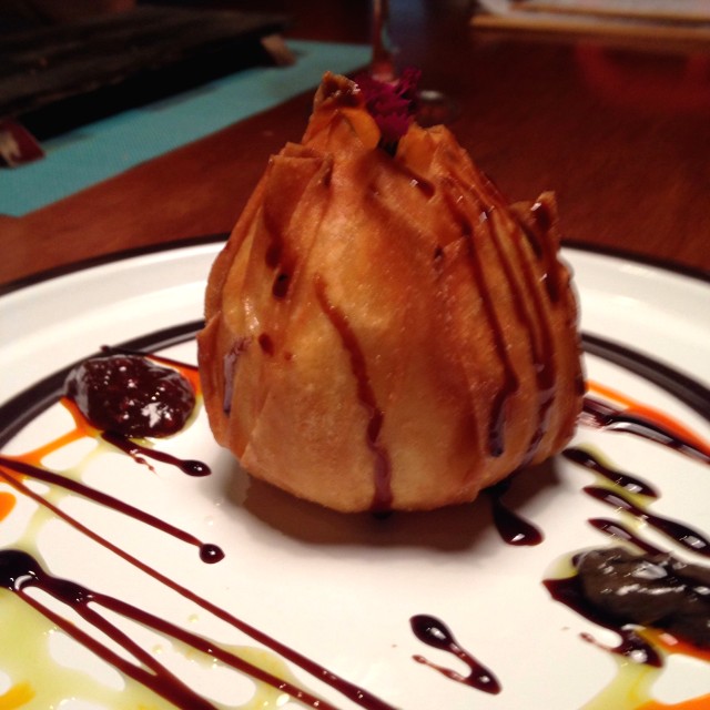 Burrata Frita A La Trufa Negra, Cernido De Guayaba Y Salsa De Aceitunas Negras