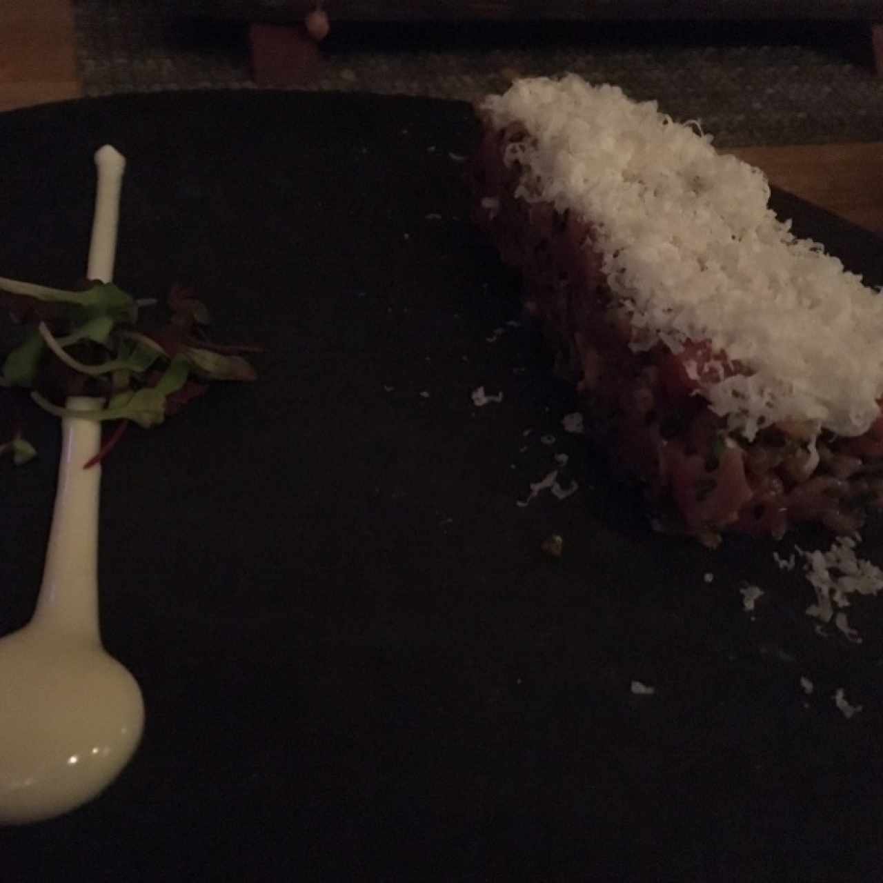 Timbal de tartar de atún, pistachos garrapiñados y espuma de grana padano