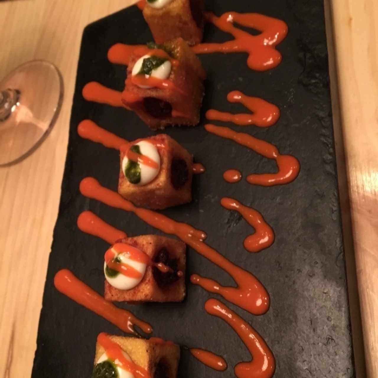 Patatas criollas bravas rellenas con txistorra