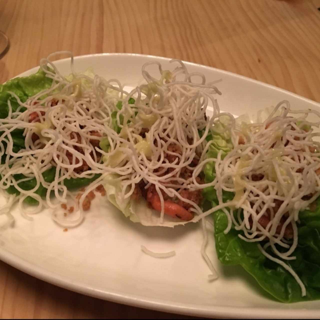Tacos de pulpo y chicharrón en cogollitos de lechuga y vinagreta de edamame