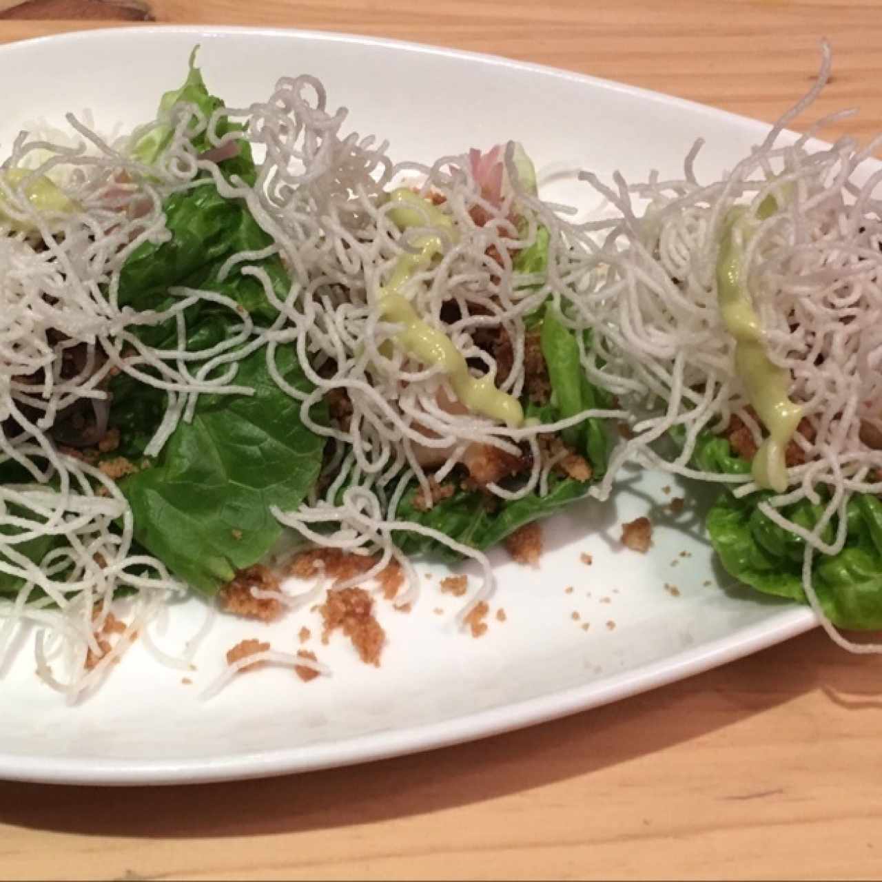 Tacos de pulpo y chicharrón en cogollitos de lechuga y vinagreta de edamame
