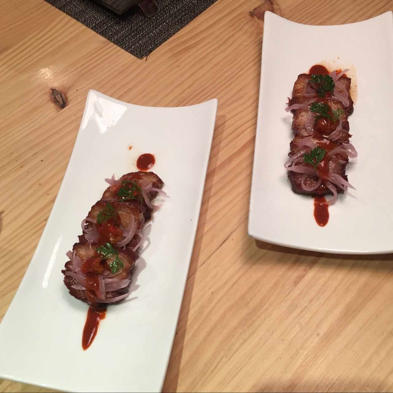 Ceviche de chicharrón, cocinado al vacío en cerveza negra, cebolla escabechada y morrón