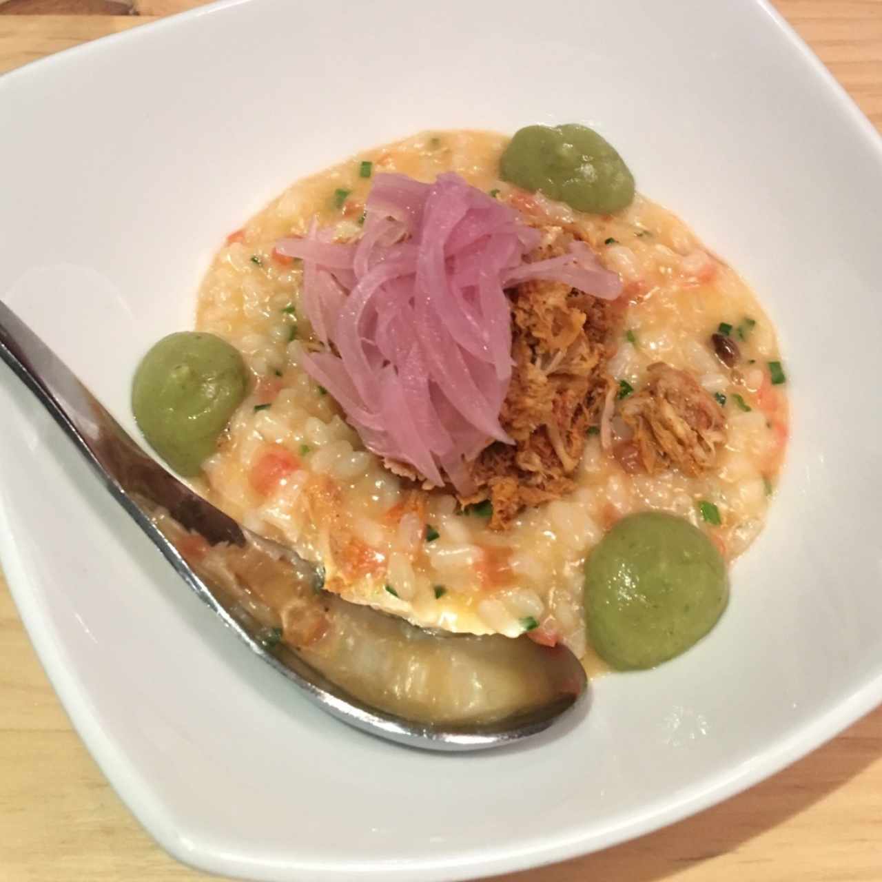 Risotto de cochinita Pibil, mazorca asada a la parrilla y aguacate