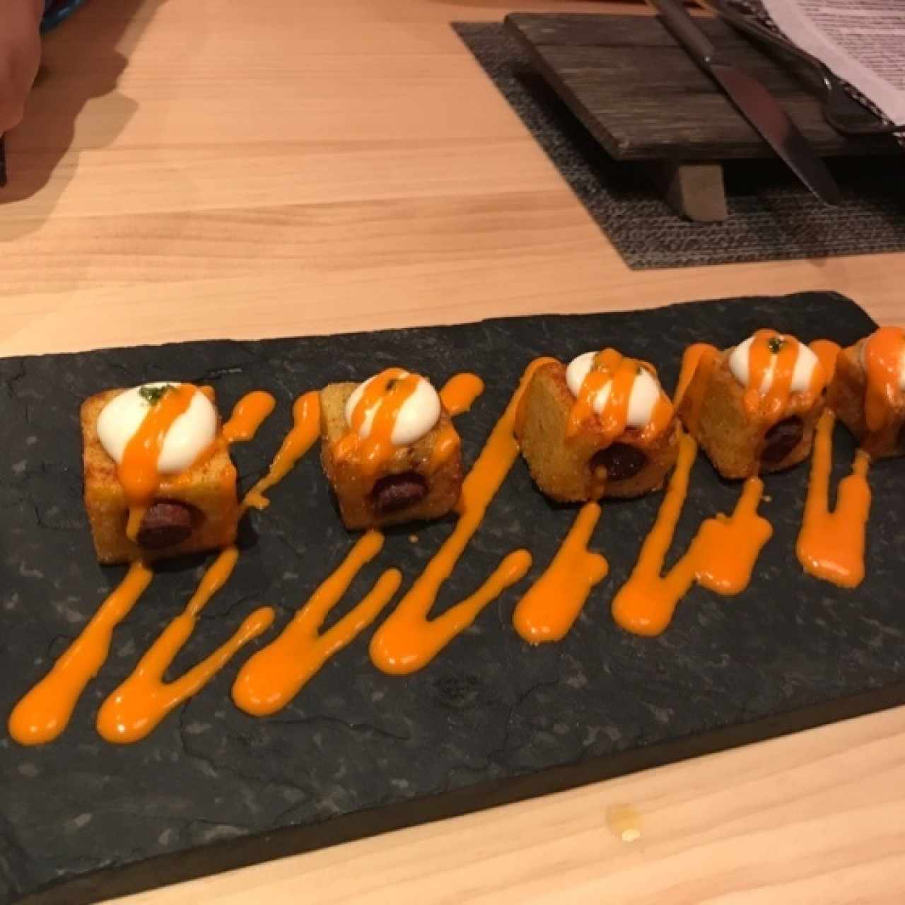 Patatas criollas bravas rellenas con txistorra