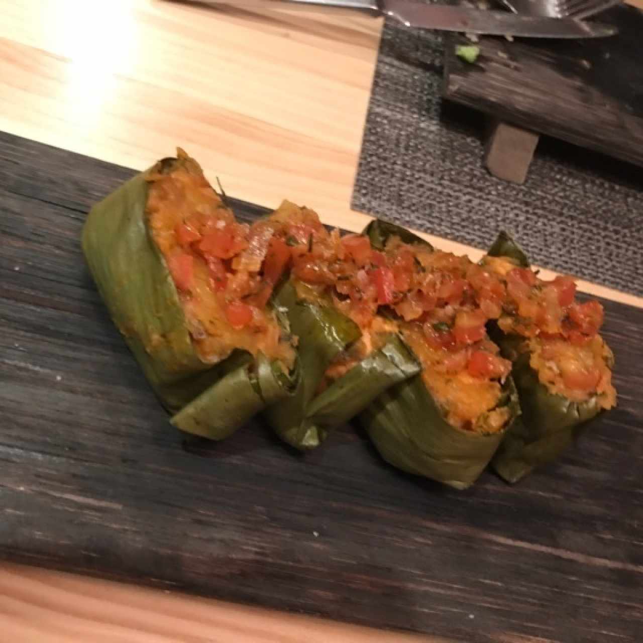 Tamalitos de pipián relleno de pulpo ahumado al tabasco y hogao en salsa cruda