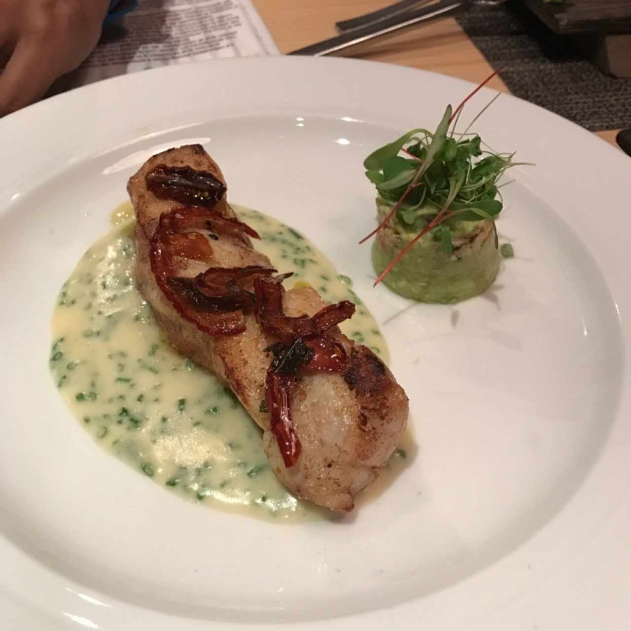 Pescado fresco en costra de arroz, cintas de espárragos y emulsión de Px