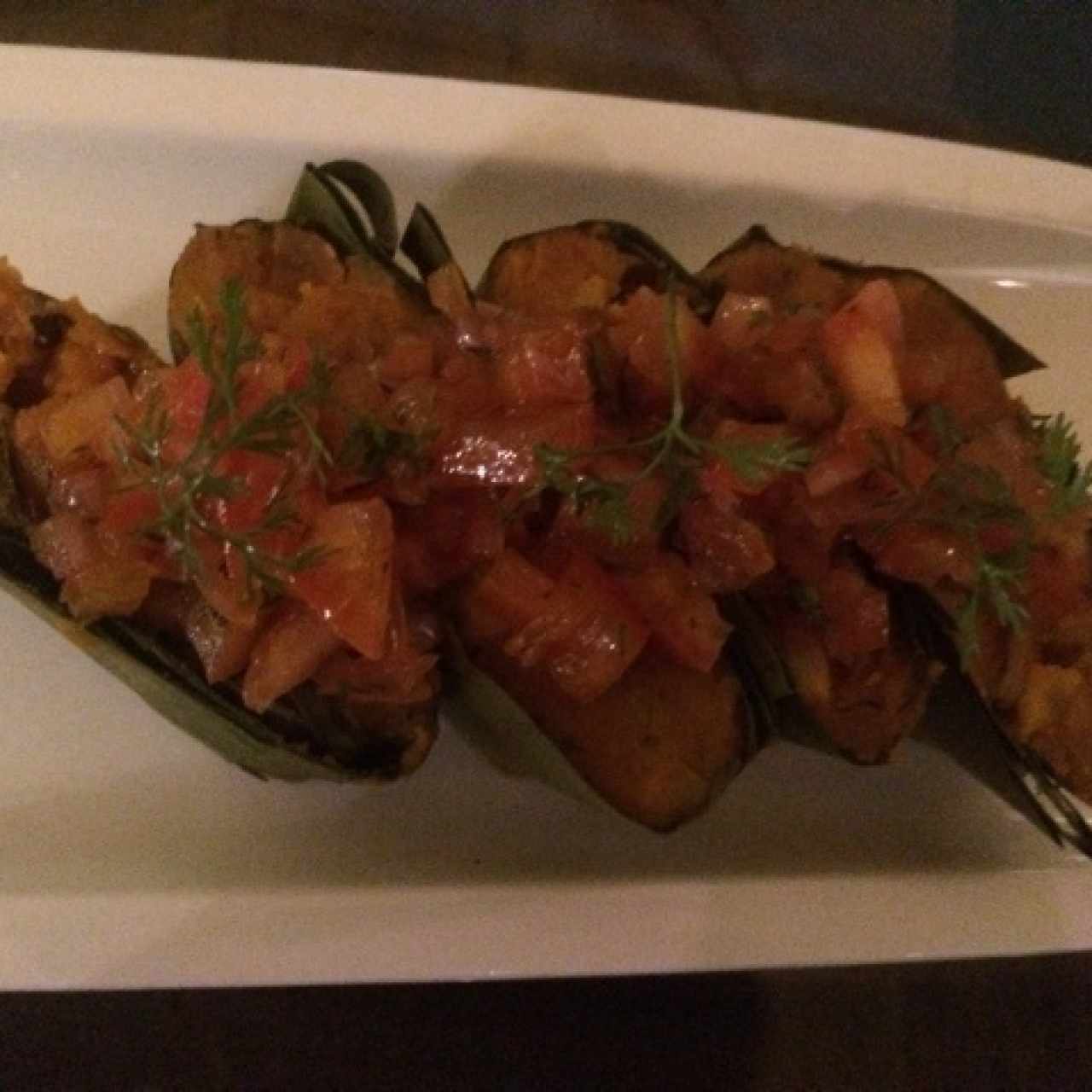 Tamalitos de pipián relleno de pulpo ahumado al tabasco y hogao en salsa cruda