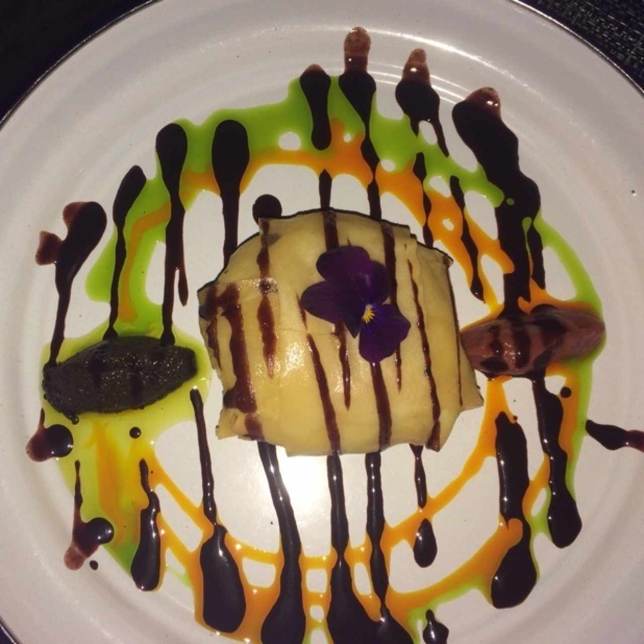 Burrata frita a la trufa negra, cernido de guayaba y salsa de aceitunas negras
