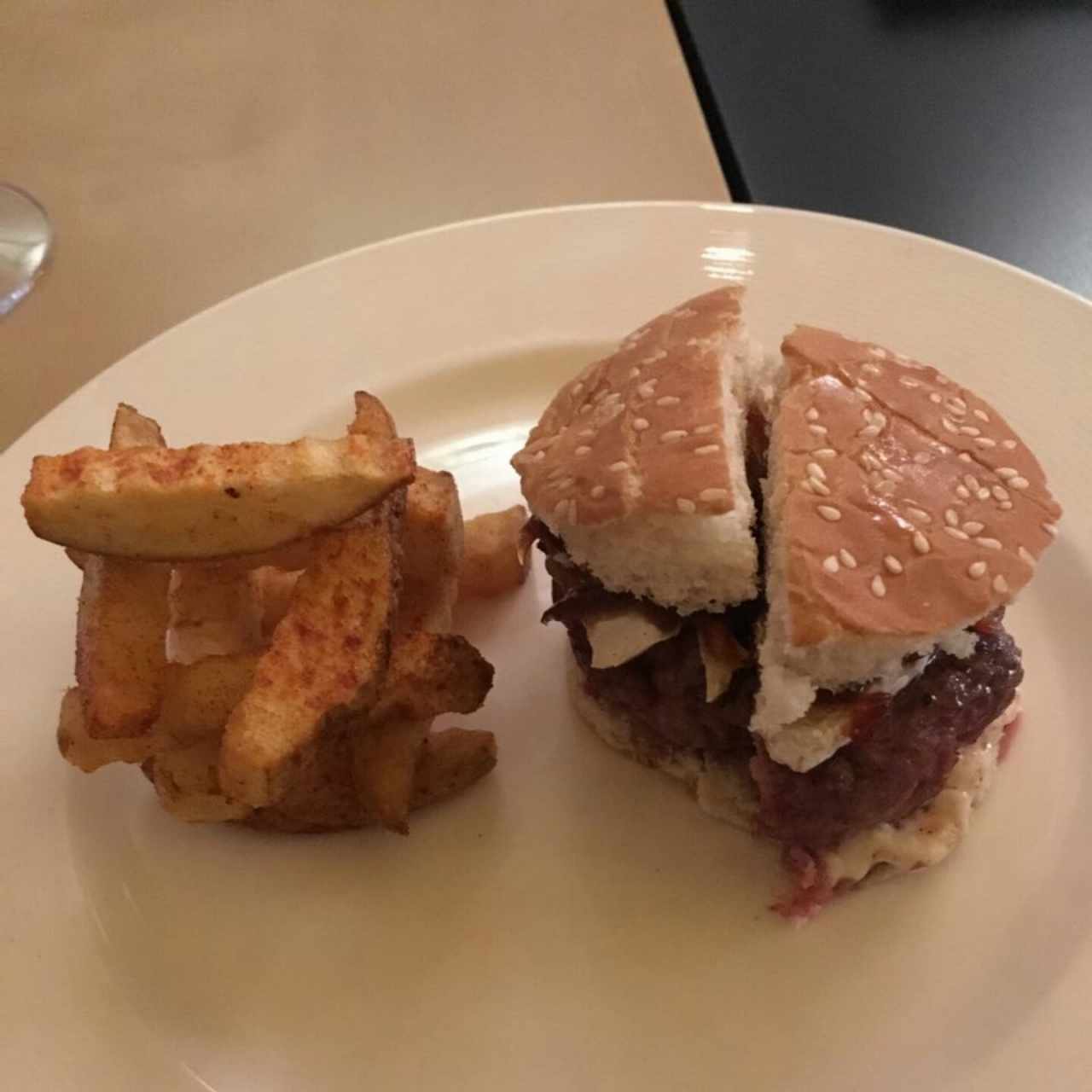 Miniburguer de cordero, queso brie, mermelada de tomate chonto y mejorana, papas fritas