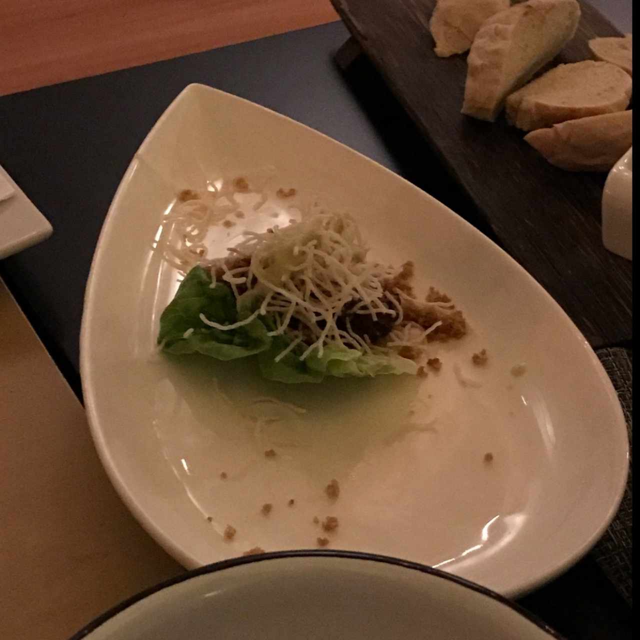 Tacos de pulpo y chicharrón en cogollitos de lechuga y vinagreta de edamame