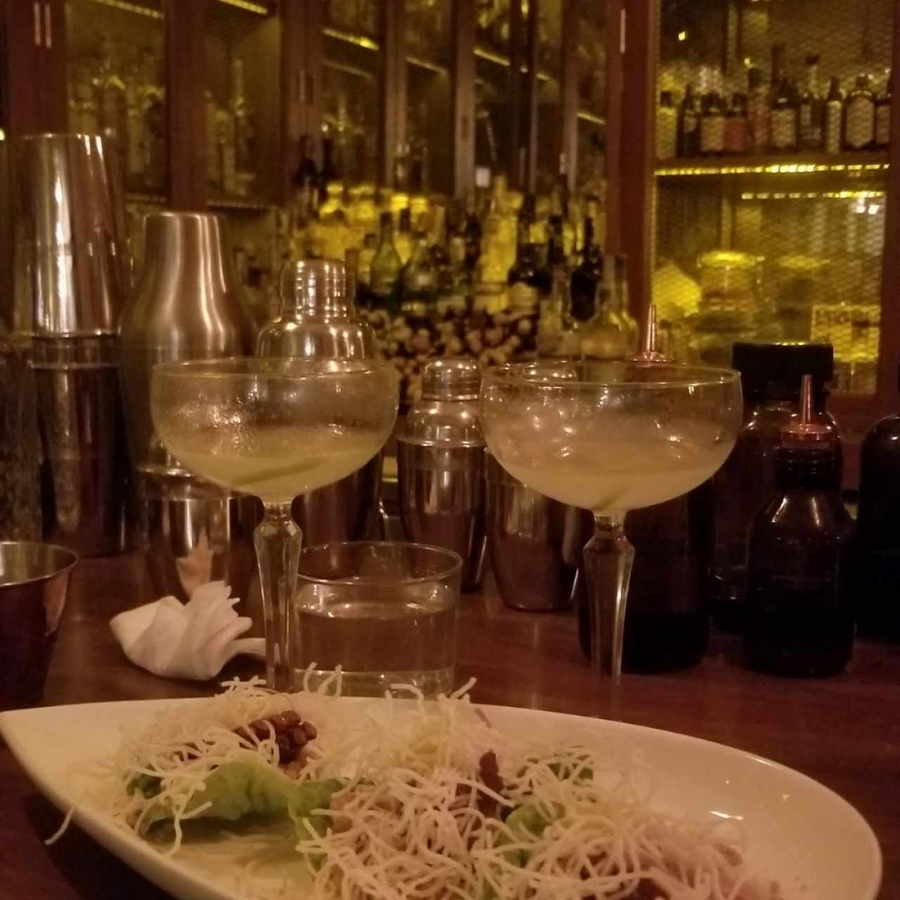 Tacos de pulpo y chicharrón en cogollitos de lechuga y vinagreta de edamame
