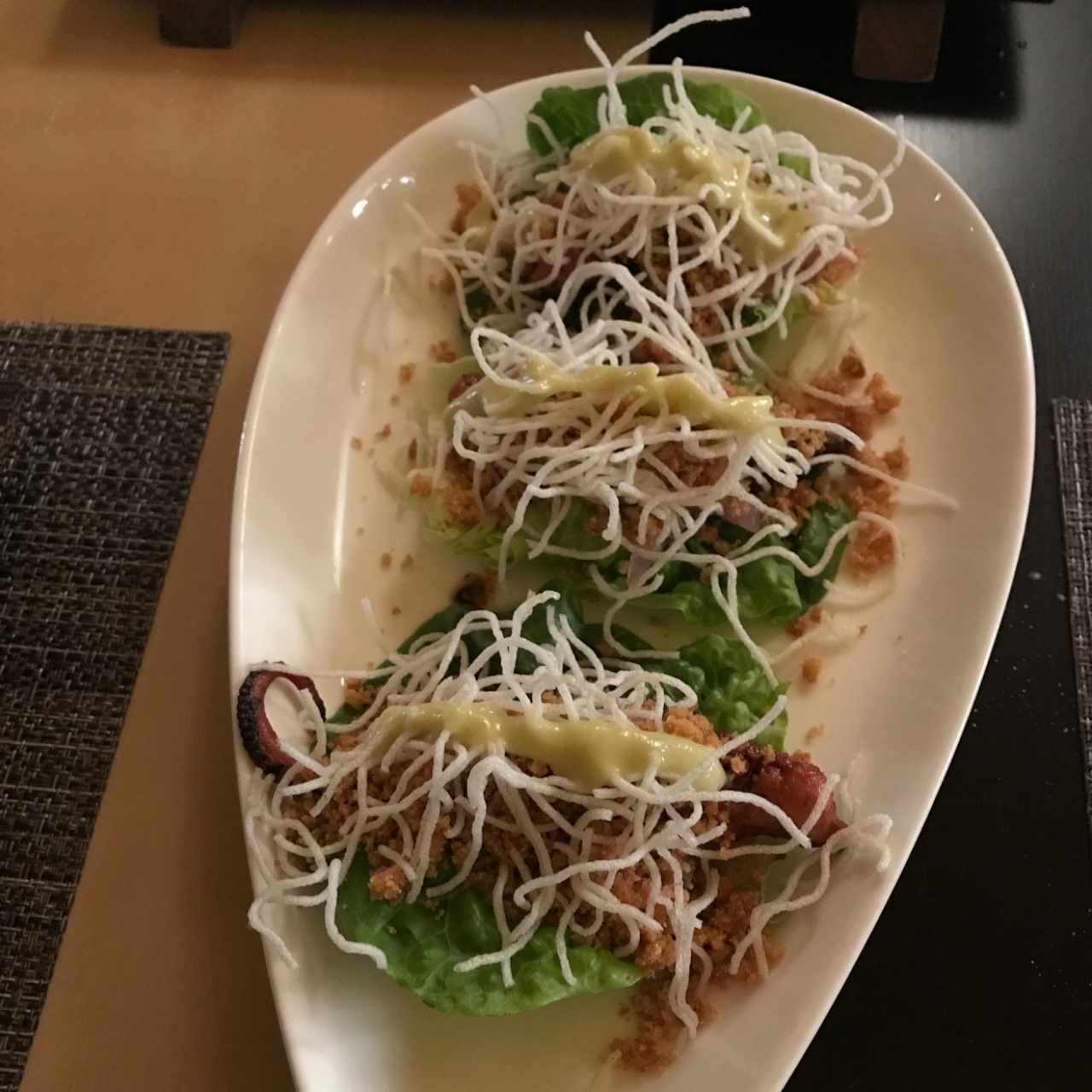 Tacos de pulpo y chicharrón en cogollitos de lechuga y vinagreta de edamame