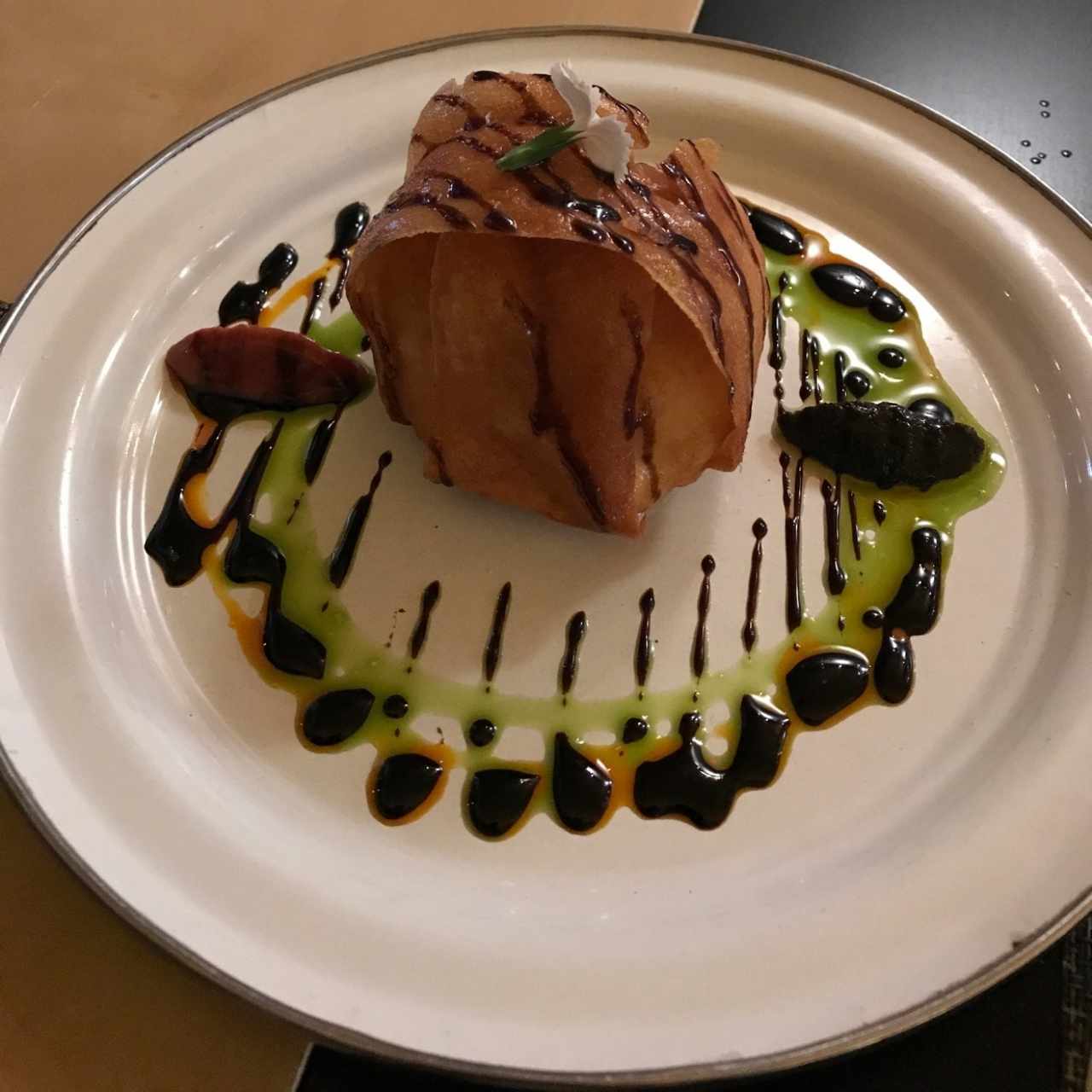Burrata frita a la trufa negra, cernido de guayaba y salsa de aceitunas negras