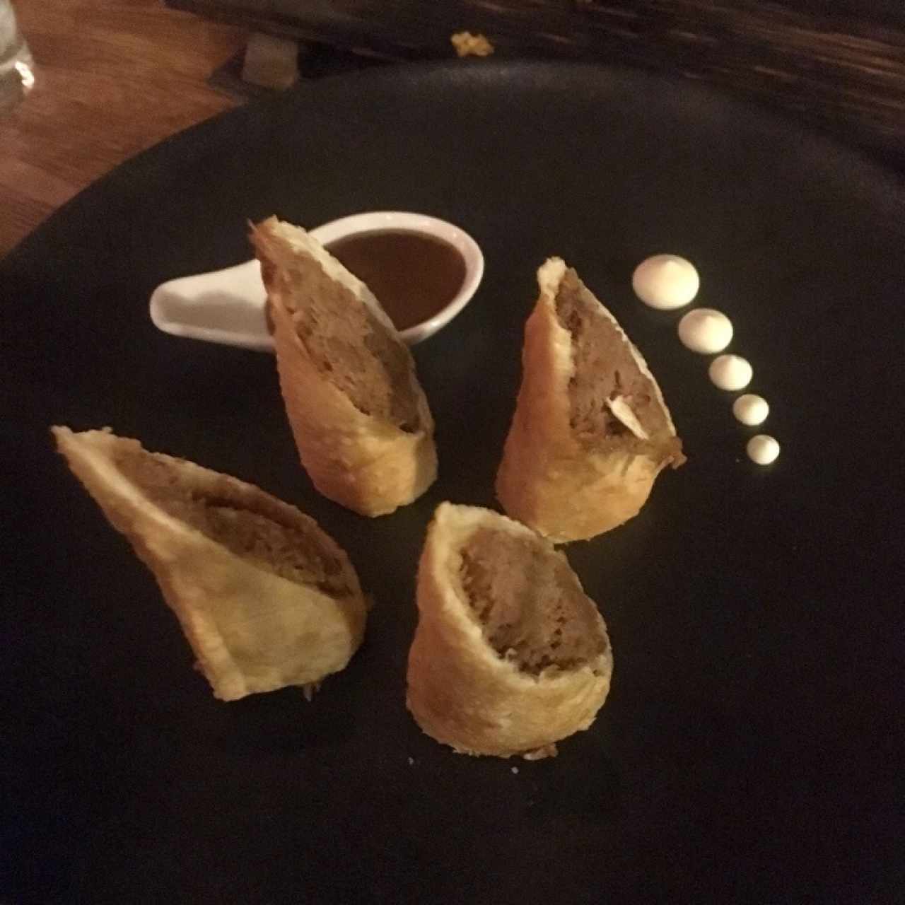 Spring rolls de pato, mango verde, cilantro y salsa de mandarina y rocoto confitado