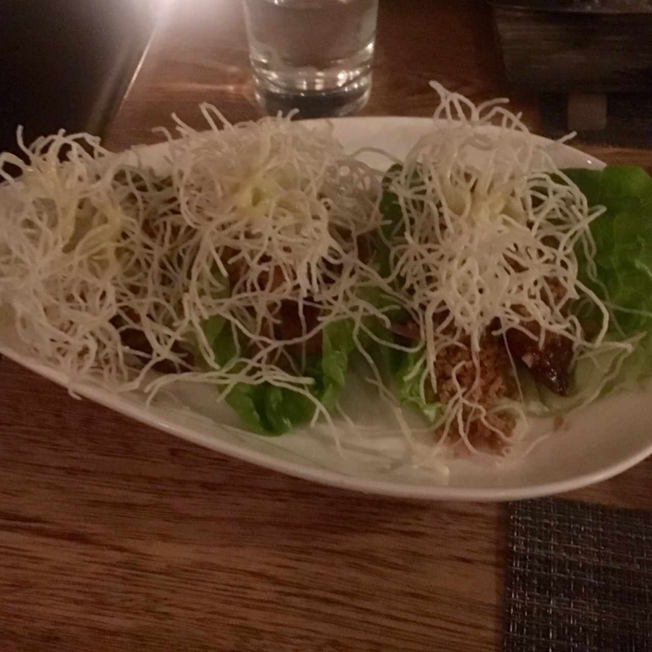 Tacos de pulpo y chicharrón en cogollitos de lechuga y vinagreta de edamame