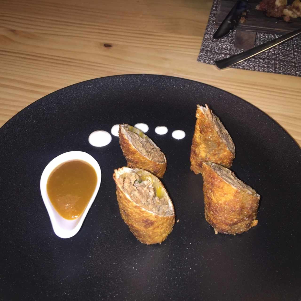 Spring rolls de pato, mango verde, cilantro y salsa de mandarina y rocoto confitado