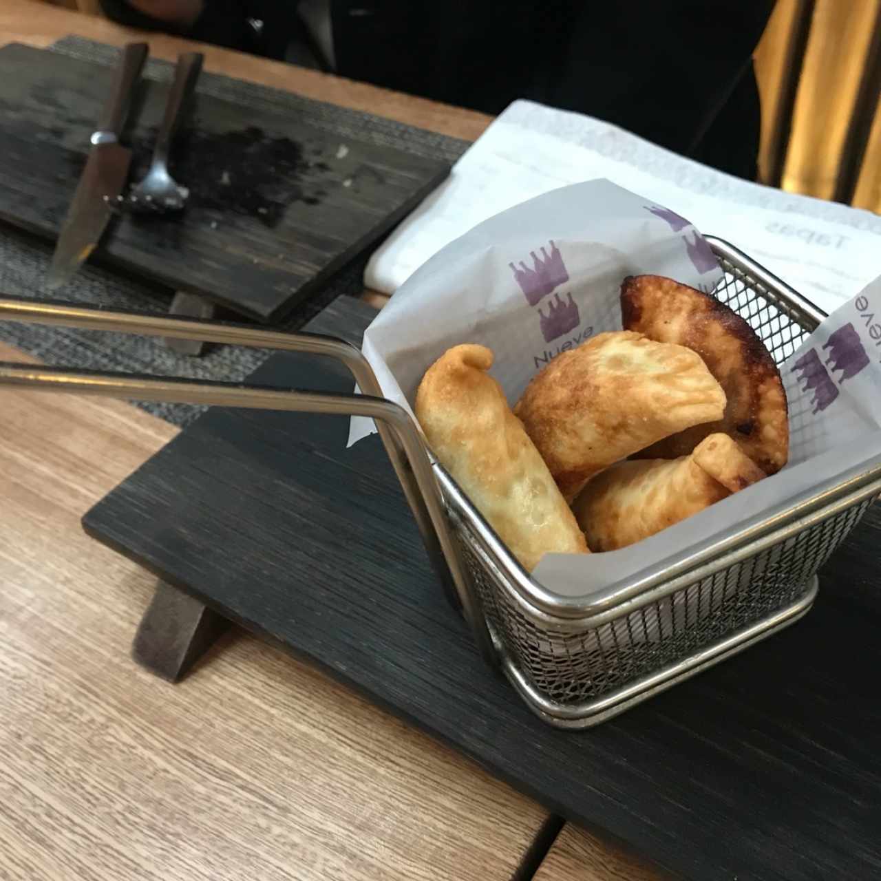Empanaditas de peras asiáticas y queso gorgonzola