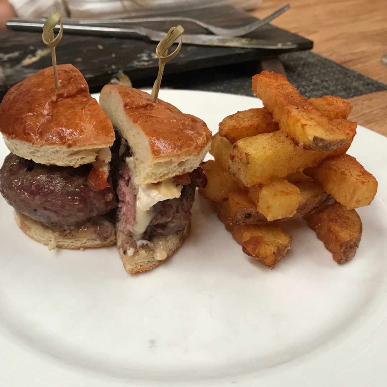Miniburguer de cordero, queso brie, mermelada de tomate chonto y mejorana, papas fritas
