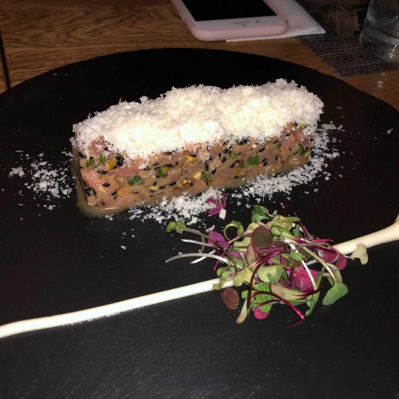 Timbal de tartar de atún, pistachos garrapiñados y espuma de grana padano