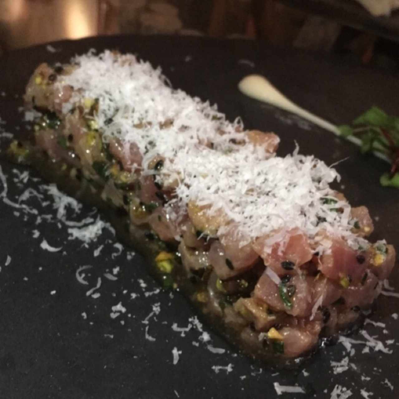 Timbal de tartar de atún, pistachos garrapiñados y espuma de grana padano