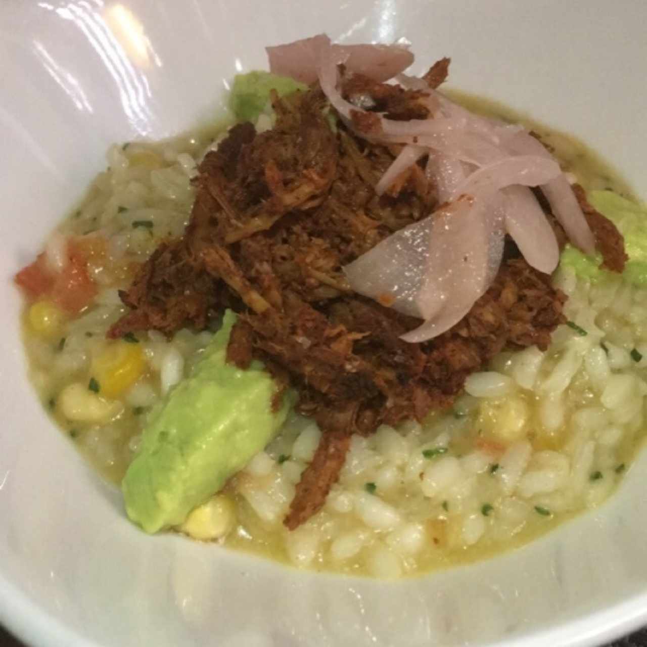 Risotto de cochinita Pibil, mazorca asada a la parrilla y aguacate