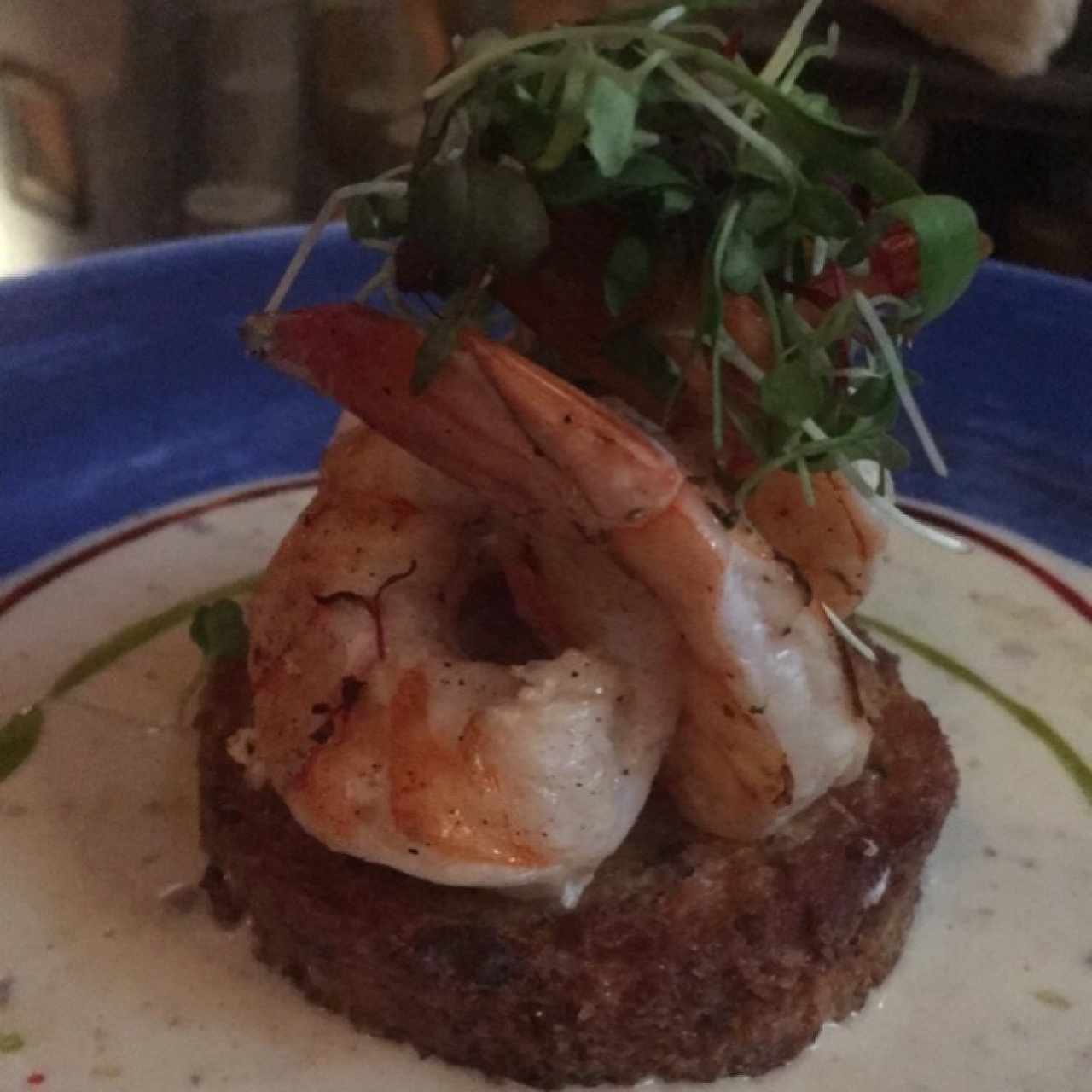 Rice cake de arroz con coco, langostinos a la parrilla y salsa de limonaria y pimienta rosa